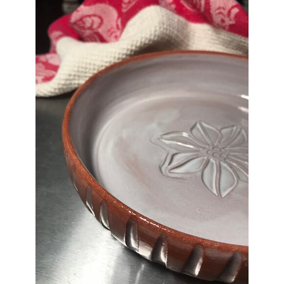 Pie Baker with White Poinsettia in the Center - Picture 4 of 5